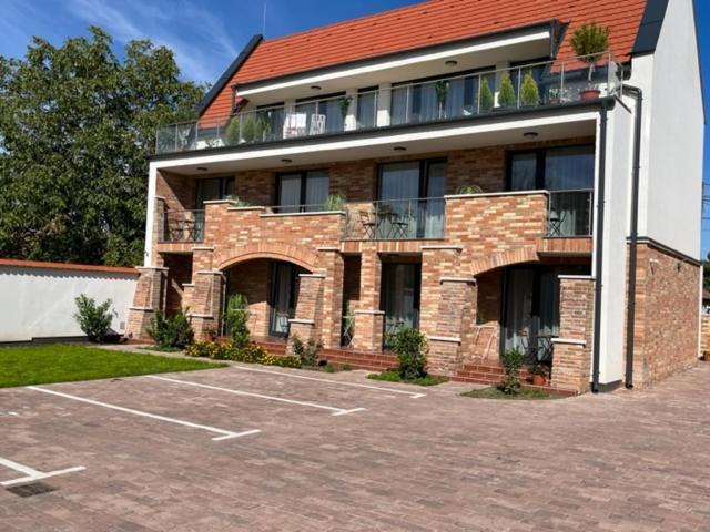 Castellum Apartmanhaz ยูลา ภายนอก รูปภาพ